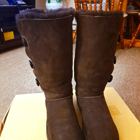 WOMEN'S UGG AUSTRALIA CHOCOLATE BROWN TRIPLE BAILEY BUTTONS SIZE 11 - Picture 7 of 8